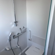 £installation d'une douche senior en Occitanie pour éviter les risques de chutes chez les seniors