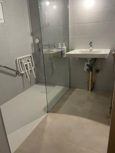 Finalisation d'un chantier de salle de bain pour personne handicapée
